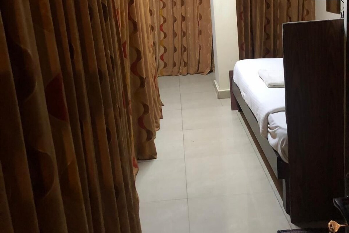 Executive Single Room, 1 Queen Bed | Free WiFi, bed sheets