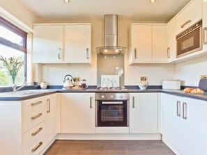 Kjøleskap, mikrobølgeovn, ovn og kjøkkenutstyr