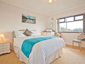 2 bedrooms, iron/ironing board, free Internet