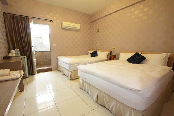 Habitación cuádruple Elite, 2 camas matrimoniales | Escritorio, cortinas blackout, wifi gratis y ropa de cama 