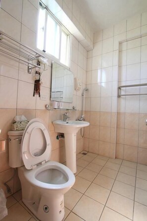 Regadera, amenidades de baño gratuitas, secadora de cabello, pantuflas 