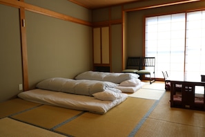 Habitación (Japanese Style) | Caja de seguridad en la habitación, wifi gratis y ropa de cama 