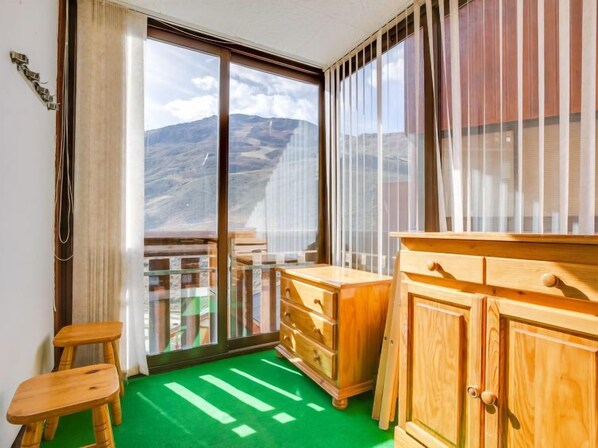 Enjoy a cozy retreat with a balcony offering a mountain view.