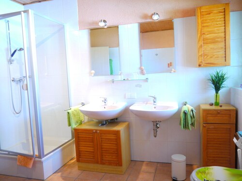 Modern ausgestattete Ferienwohnung im Obergeschoss in absoluter Ruhe.
