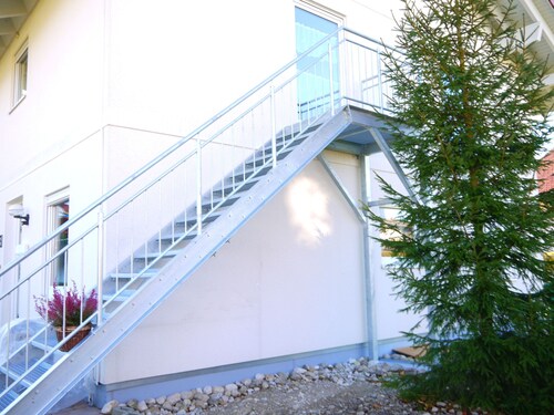 Modern ausgestattete Ferienwohnung im Obergeschoss in absoluter Ruhe.