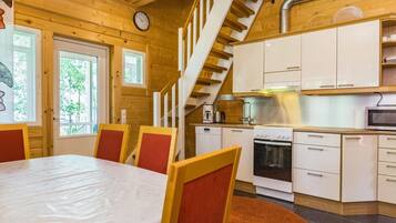 Køleskab, mikrobølgeovn, opvaskemaskine, køkkentøj/tallerkener/redskaber