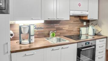 Fridge, microwave, dishwasher, cookware/dishes/utensils