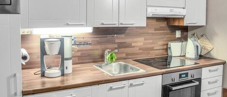 Fridge, microwave, dishwasher, cookware/dishes/utensils