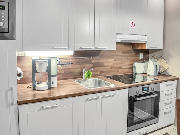 Fridge, microwave, dishwasher, cookware/dishes/utensils