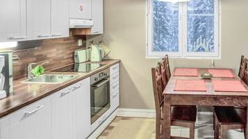 Fridge, microwave, dishwasher, cookware/dishes/utensils