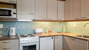 Réfrigérateur, batterie de cuisine, vaisselle et ustensiles