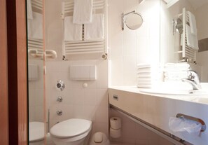 Dusche, Haartrockner, Bademäntel, Handtücher