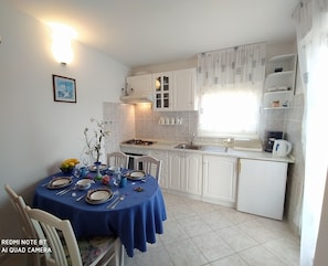 Fridge, oven, stovetop, coffee/tea maker