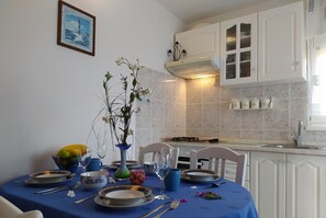 Réfrigérateur, four, plaque de cuisson, cafetière/bouilloire