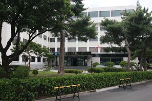 施設の正面