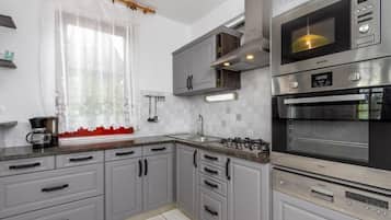 Frigorífico, microondas, horno y lavavajillas