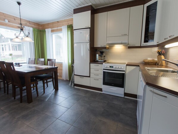 冷蔵庫、電子レンジ、食器洗い機、調理器具と食器