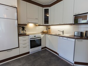 冷蔵庫、電子レンジ、食器洗い機、調理器具と食器