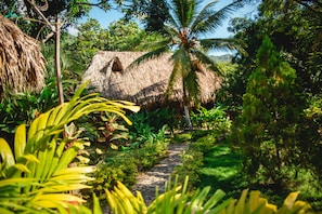 Quarto quádruplo tradicional, várias camas, vista para o jardim | Cofres nos quartos