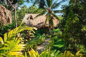 Habitación cuádruple tradicional, varias camas, vistas al jardín | Caja fuerte