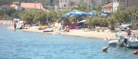 Plage à proximité, chaises longues