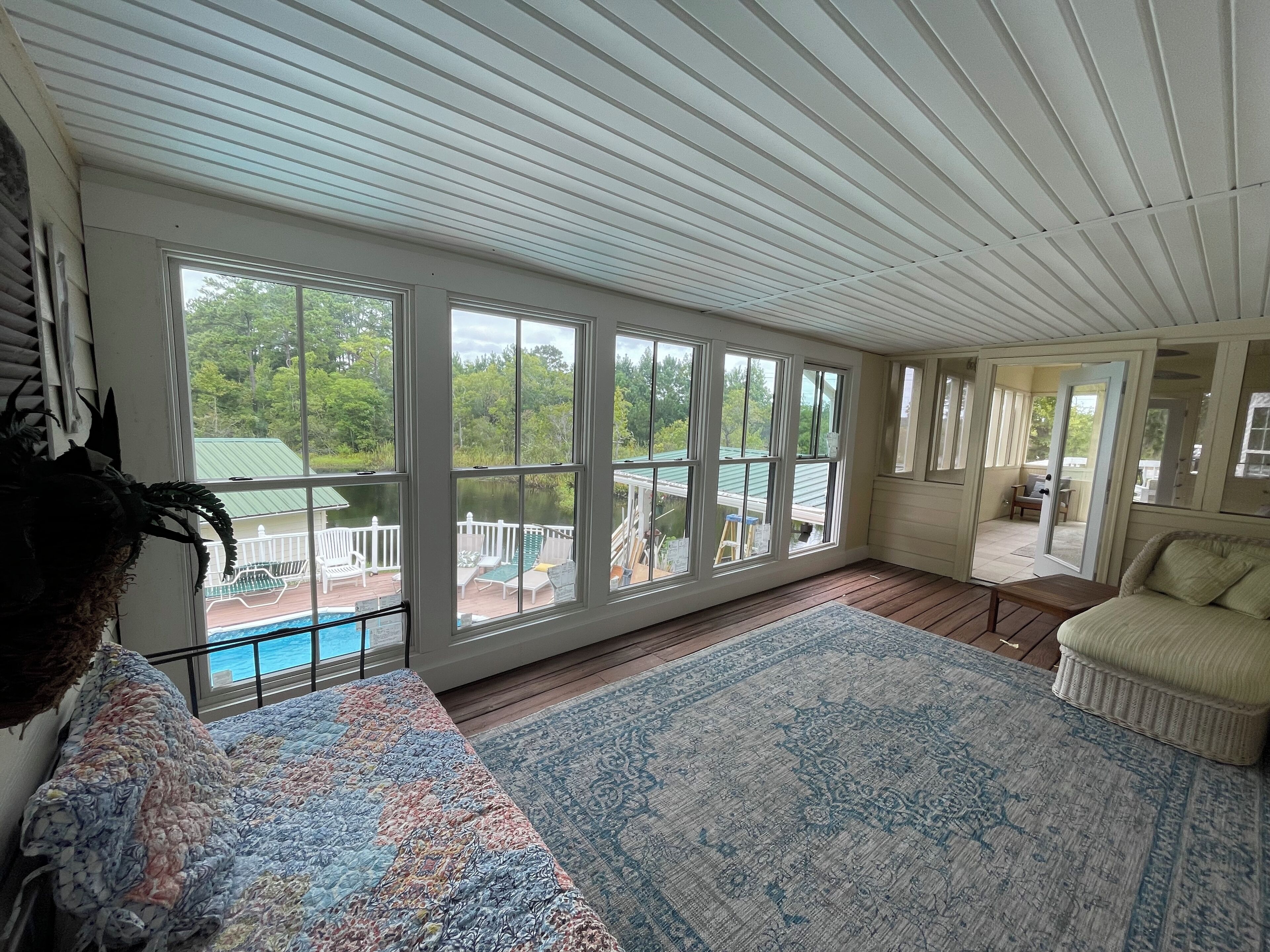 Älytelevisio, takka, kirjoja