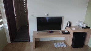 Escritorio, cortinas blackout, sistema de insonorización y wifi gratis