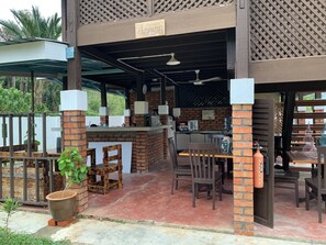 Sudah termasuk sarapan masakan setempat