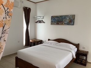 Kamar Bisnis | Minibar, brankas, meja kerja, dan tirai kedap cahaya