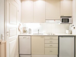 Fridge, microwave, dishwasher, cookware/dishes/utensils