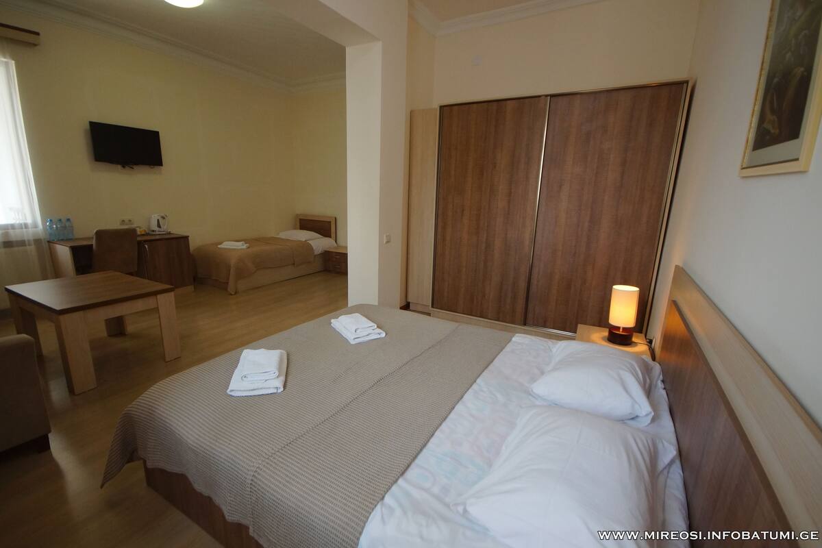 Habitación familiar | Escritorio, tabla de planchar con plancha, wifi gratis y ropa de cama