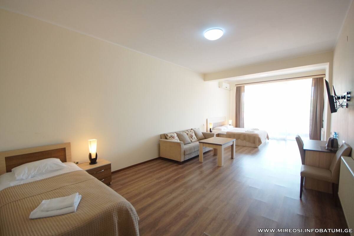 Habitación familiar, Terraza | Escritorio, tabla de planchar con plancha, wifi gratis y ropa de cama