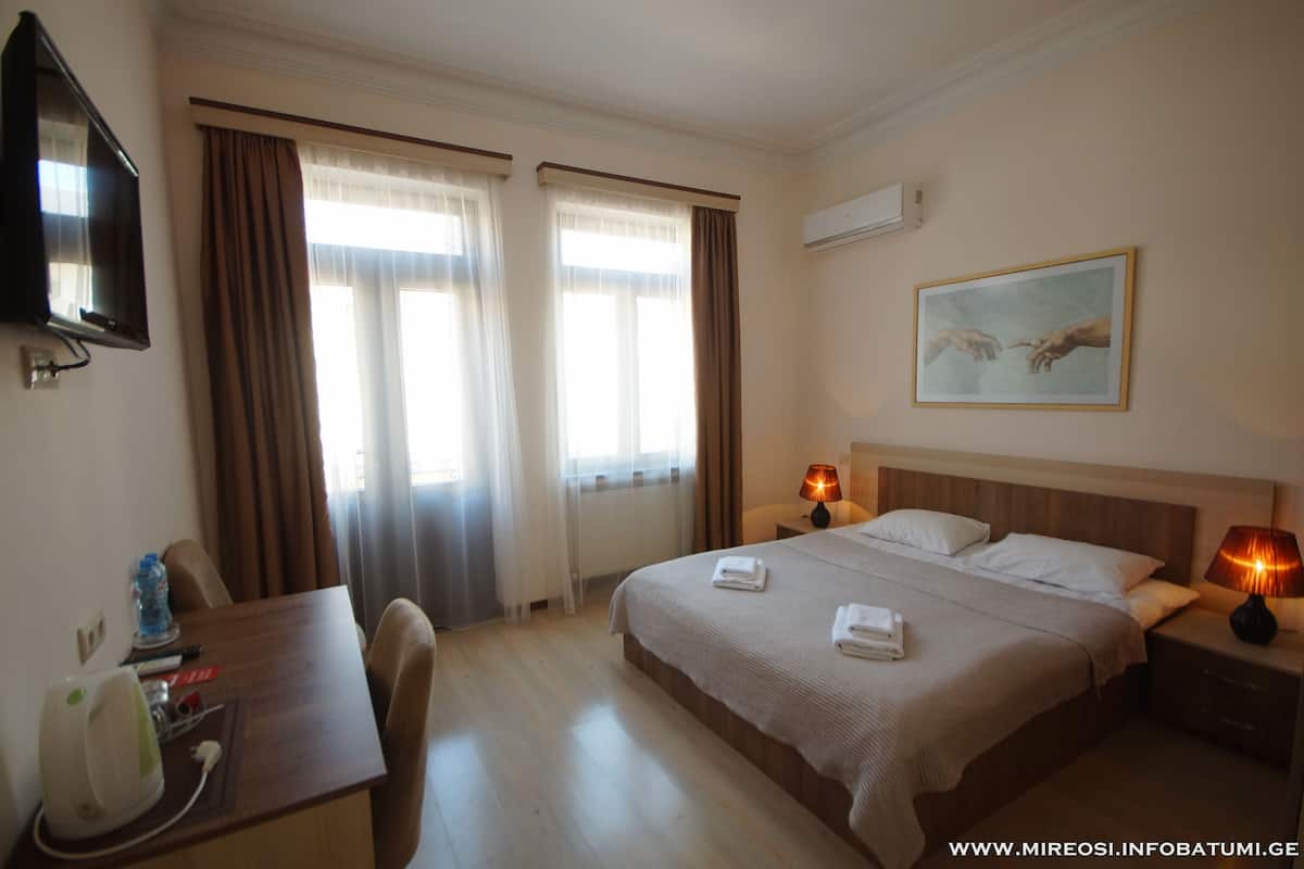 Habitación doble estándar | Escritorio, tabla de planchar con plancha, wifi gratis y ropa de cama