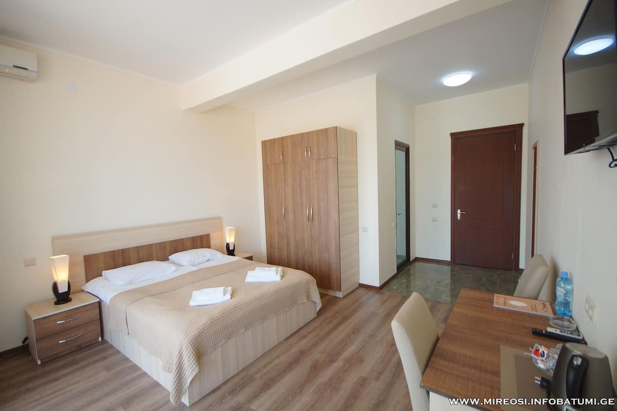 Habitación doble estándar, Terraza | Escritorio, tabla de planchar con plancha, wifi gratis y ropa de cama