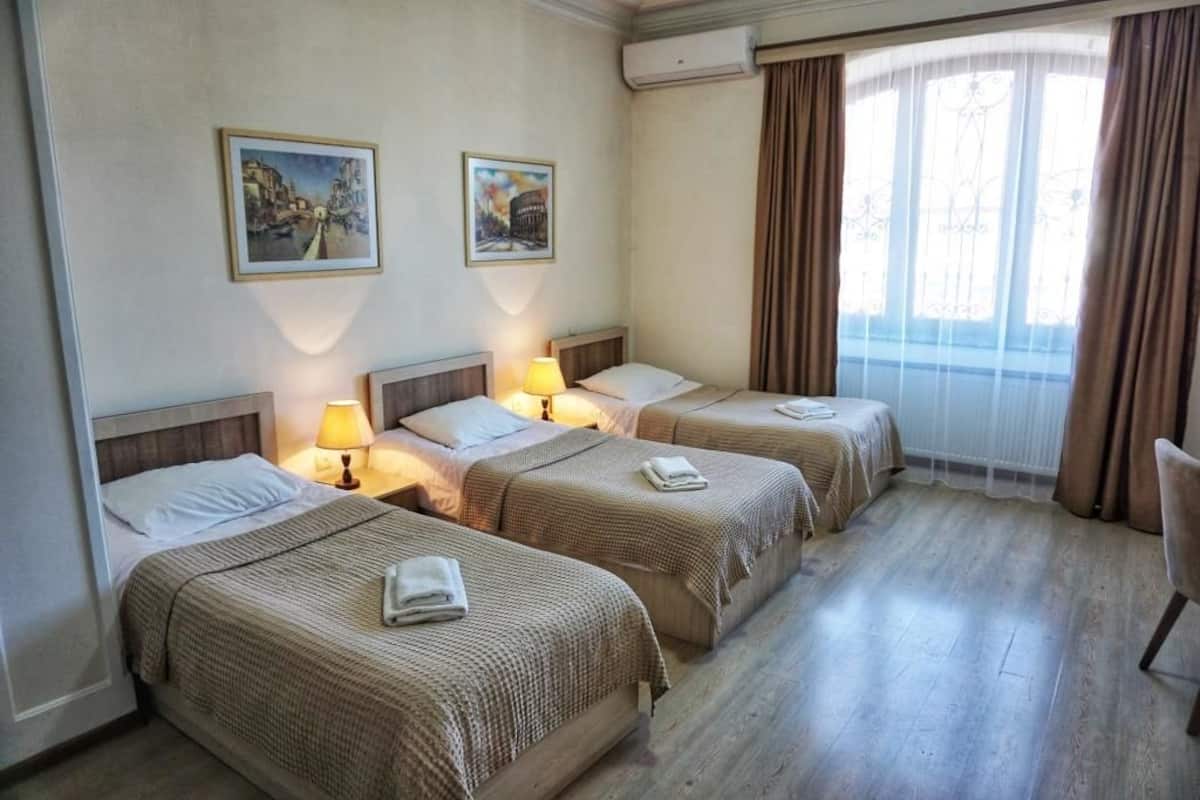 Habitación triple estándar | Escritorio, tabla de planchar con plancha, wifi gratis y ropa de cama