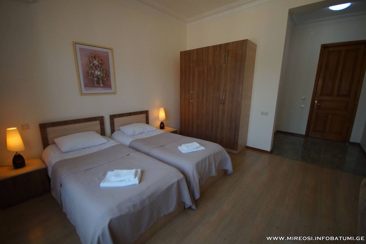 Standard Twin Room | Desk, iron/ironing board (on request), WiFi (free), bed sheets