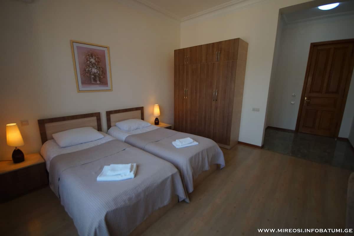 Habitación estándar con 2 camas individuales | Escritorio, tabla de planchar con plancha, wifi gratis y ropa de cama