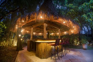 Bar (on property) - Large Groups,9 BDR,Close To Beach,Great Inclusions,Chef,Breakfasts,Car & Driver (Canggu)