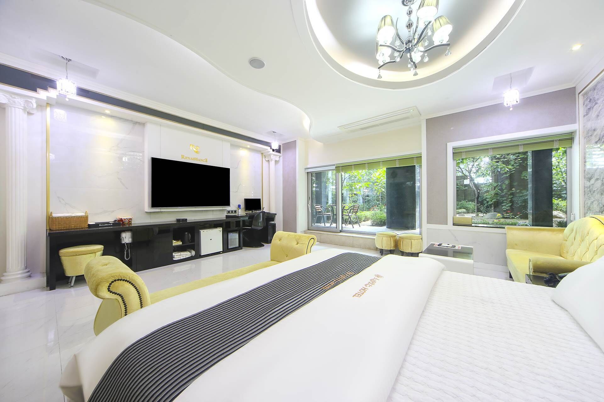 Presidential Twin Room | In-room safe, desk, soundproofing, free WiFi