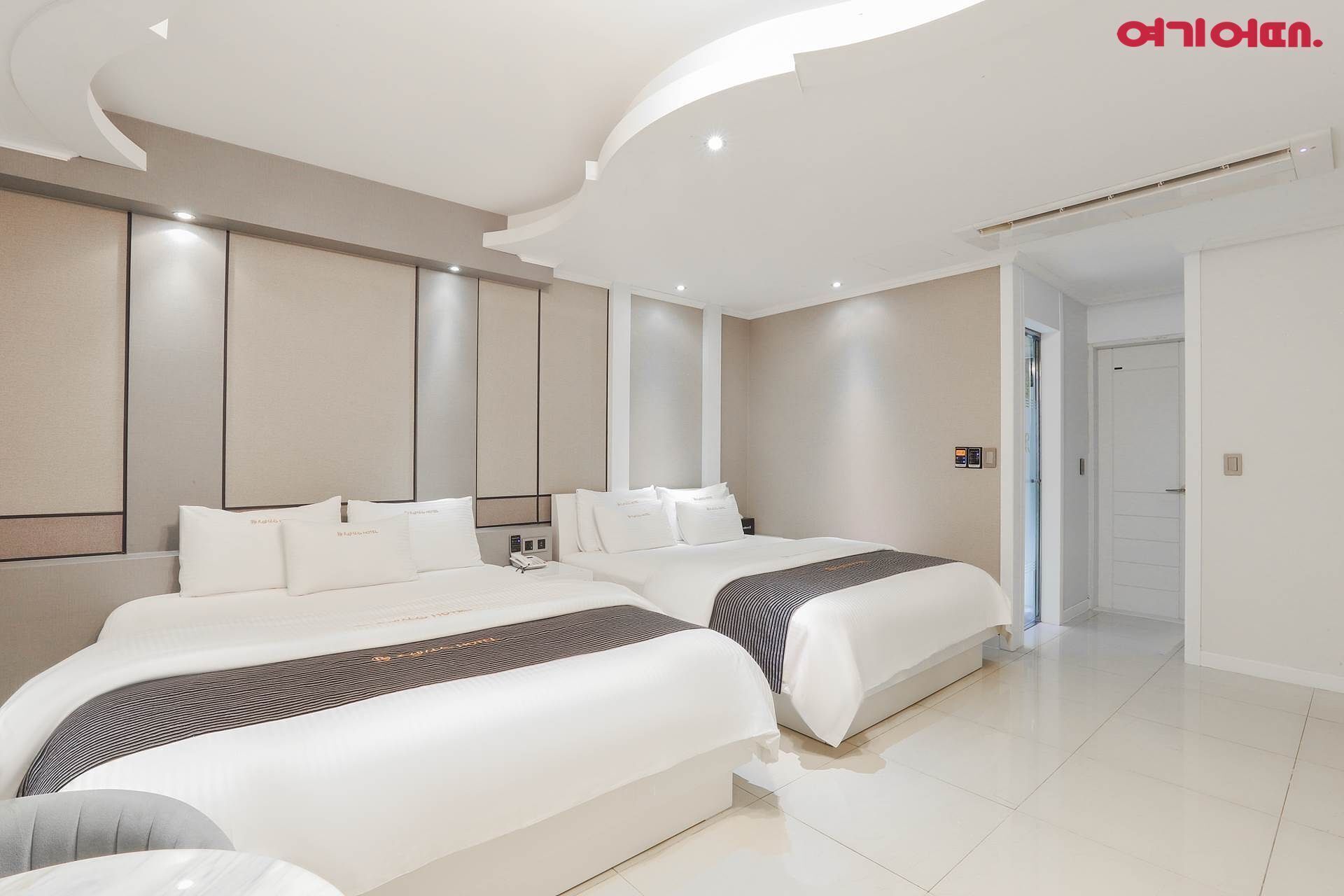 غرفة ديلوكس رباعية | خزنة داخل الغرفة ومكتب وتجهيزات عازلة للصوت وواي فاي مجانًا