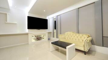 Luxury Double Room | In-room safe, desk, soundproofing, free WiFi