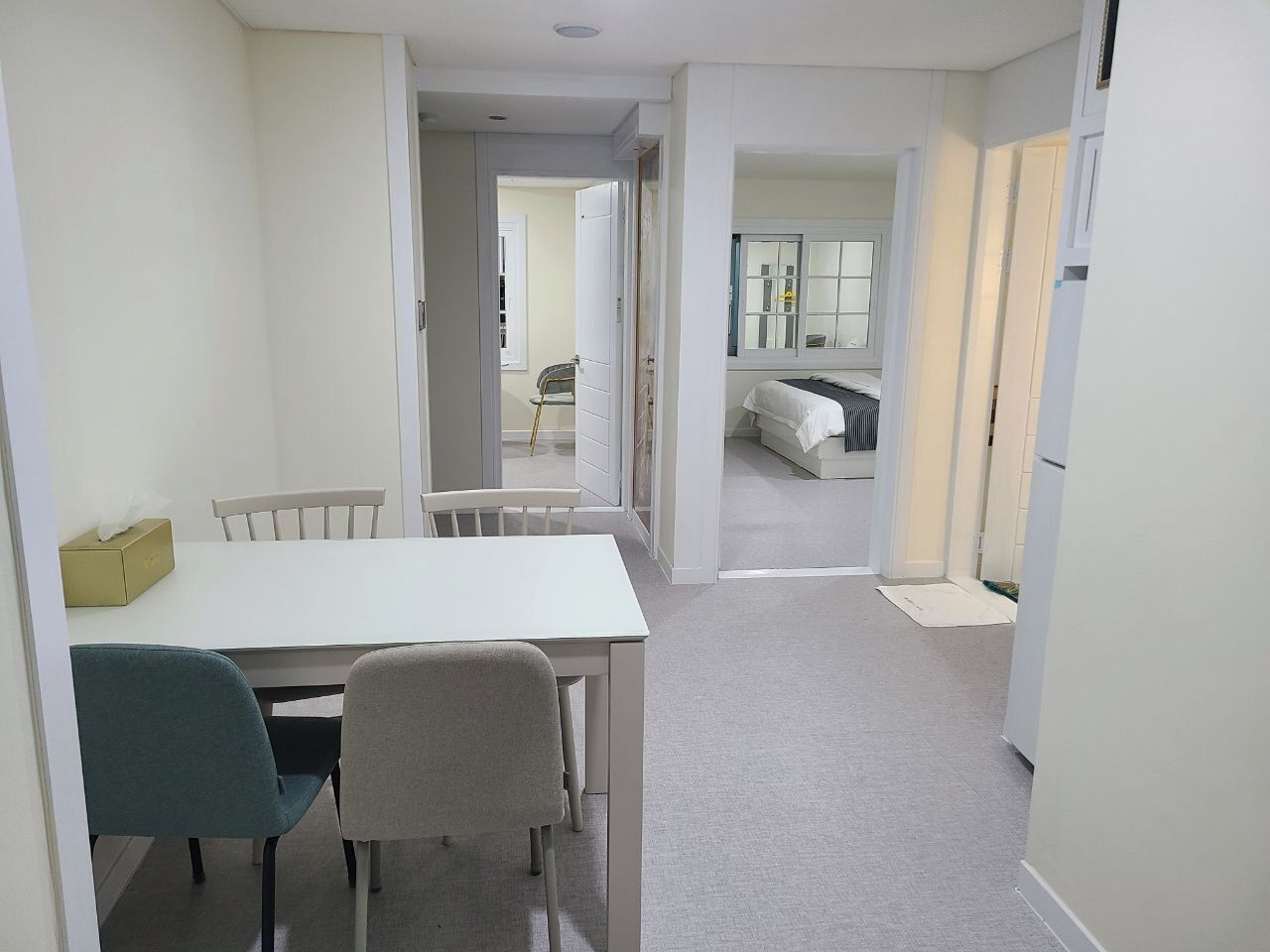 غرفة عائلية بسريرين منفصلين | خزنة داخل الغرفة ومكتب وتجهيزات عازلة للصوت وواي فاي مجانًا