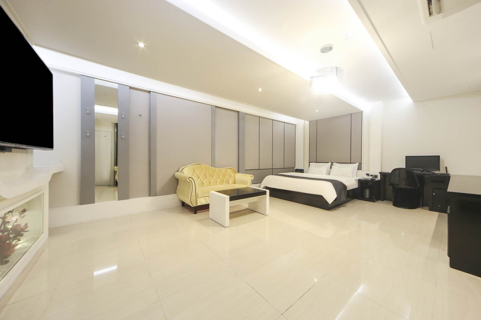 غرفة مزدوجة فاخرة | خزنة داخل الغرفة ومكتب وتجهيزات عازلة للصوت وواي فاي مجانًا