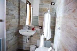 Pancuran mandi, hulu semburan mandi hujan, pengering rambut, bidet 