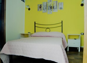 Economy Double Room | Desk, laptop workspace, blackout drapes, free cribs/infant beds - Dani's House (Cagliari)