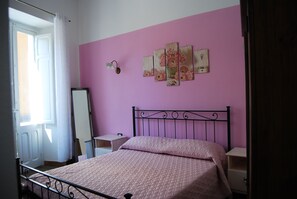 Comfort Double Room, City View | Desk, laptop workspace, blackout drapes, free cribs/infant beds - Dani's House (Cagliari)