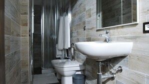A modern bathroom with a shower, toilet, and sink. - Dani's House (Cagliari)