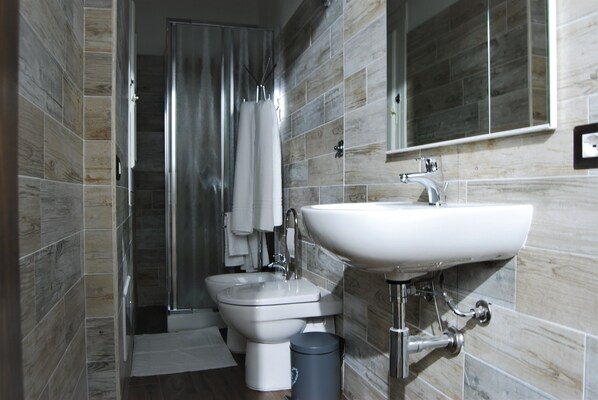 Doccia, soffione a pioggia, asciugacapelli, bidet