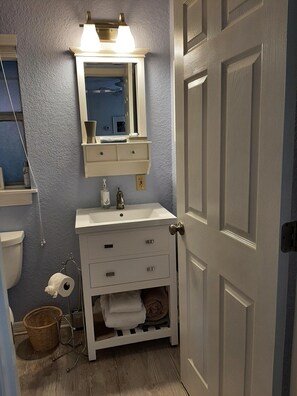 Tina con regadera y toallas 