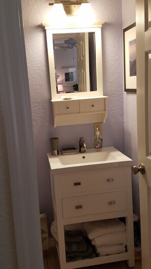 Tina con regadera y toallas 